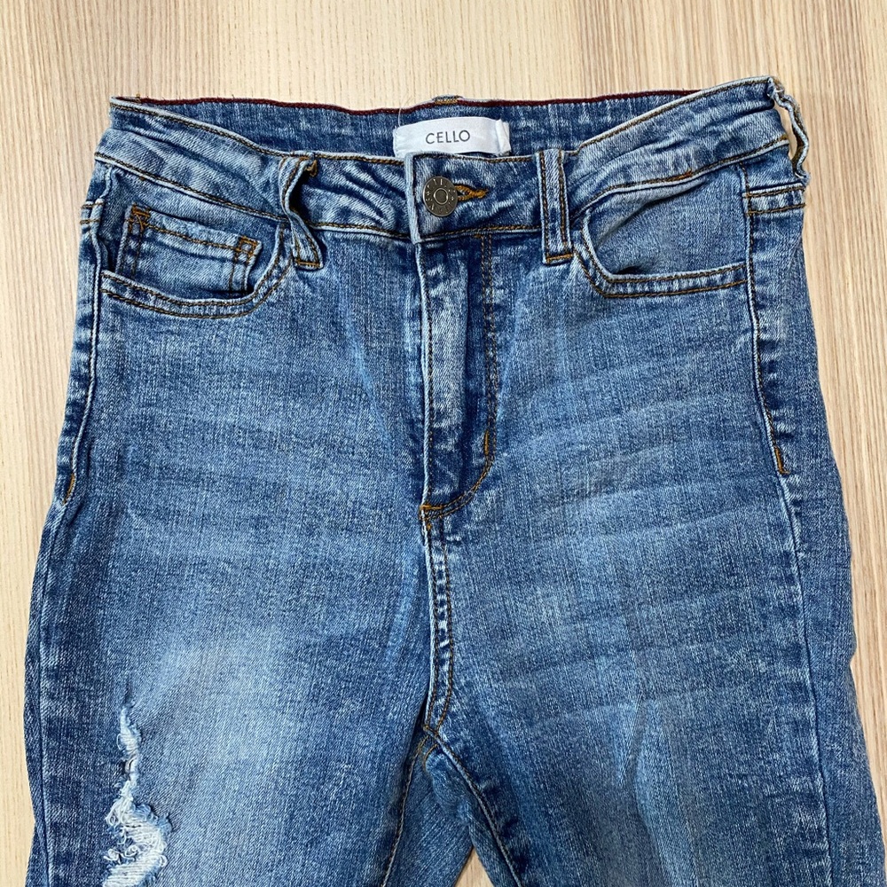 SOLD‼️DISTRESSED JEANS ✨